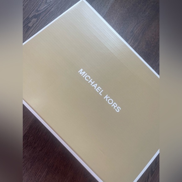 Gorgeous comfy MK sneaker, size 7. NWT - Picture 9 of 10